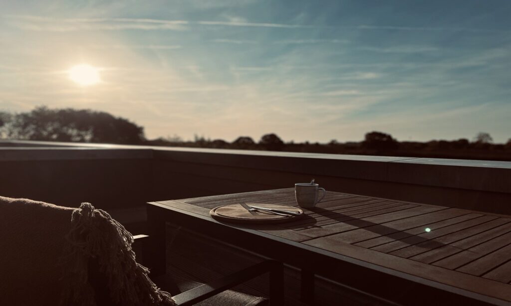 Abendsonne auf der Dachterrasse mit gedecktem Tisch